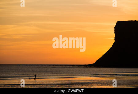 Saltburn dal mare, North Yorkshire, Inghilterra, Regno Unito. Undicesimo Sep, 2016. Meteo: un dog walker sotto alcuni di Inghilterra del rupi più alte all alba di un glorioso Domenica a Saltburn sulla North Yorkshire costa. Credito: Alan Dawson News/Alamy Live News Foto Stock