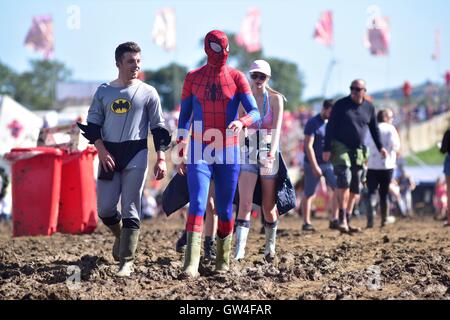 Bestival, Robin Hill, Isola di Wight. Regno Unito. Domenica 11 settembre 2016. Festaioli per godere del sole nel giorno finale di uno degli ultimi grandi festival dell'estate, ospitato da Rob da Bank e dotate di headliners la cura e Fatboy Slim Credito: Andrew Walmsley/Alamy Live News Foto Stock