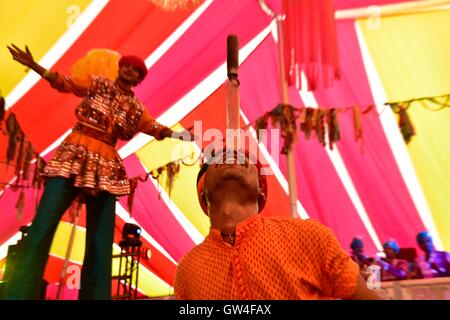 Bestival, Robin Hill, Isola di Wight. Regno Unito. Domenica 11 settembre 2016. Festaioli per godere del sole nel giorno finale di uno degli ultimi grandi festival dell'estate, ospitato da Rob da Bank e dotate di headliners la cura e Fatboy Slim Credito: Andrew Walmsley/Alamy Live News Foto Stock