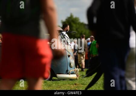 Malvern, Regno Unito. 11 Settembre, 2016. Un atteso 25.000 persone e 8.000 veicoli classici sono scese in tre contee Showground nella città di Malvern in Worcestershire in questo fine settimana per la Volkswagen annuale Busfest week-end . Istituito nel 1994 l'evento è cresciuto fino a diventare il più grande del mondo internazionale evento BUSFESTIVAL per proprietari e amanti e gli appassionati di VW Transporter furgoni e camper. Photo credit: keith morris/Alamy Live News Foto Stock