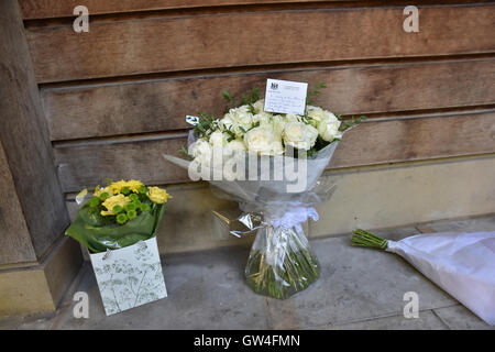 Grosvenor Square, Londra, Regno Unito. 11 settembre 2016. 9/11 Fiori e omaggi sono collocati presso il Memorial in Piazza Gosvenor Foto Stock