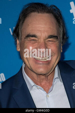 Toronto, Canada. Decimo Sep, 2016. Regista Oliver Stone pone al photocall di Snowden durante la quarantunesima edizione del Toronto International Film Festival, TIFF, presso Bell Lightbox a Toronto, in Canada, il 10 settembre 2016. Foto: Hubert Boesl - nessun filo SERVICE -/dpa/Alamy Live News Foto Stock