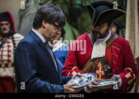 Barcellona, in Catalogna, Spagna. 11 Settembre, 2016. Il Presidente catalano CARLES PUIGDEMONT riceve i membri della storica soldati vestiti in Generalitat sul "iada' (Catalano Giornata Nazionale) in Barcellona Credito: ZUMA Press, Inc./Alamy Live News Foto Stock