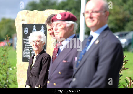 Shobdon airfield, Herefordshire, UK. 11 Settembre, 2016. Onorevole Joan Walpole un ex WAAF basato a RAF Shobdon ora di età compresa tra 95 anni si prepara a svelare il nuovo memoriale di guerra in ex RAF Shobdon airfield. Il memorial onora gli uomini e le donne del n. 5 di Aliante Scuola di Formazione, formata a RAF Shobdon nel 1942. I piloti qualificati è andato a servire nel pilota di parapendio reggimento e prendere parte alle operazioni in Norvegia, Sicilia, D-Day di Arnhem e la traversata del fiume Reno in Germania. Foto Stock