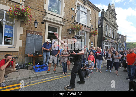 Ramsbottom, UK. 11 Settembre, 2016. PC Andy Fergusson, un'area Sgt da seppellire la polizia prende parte alla Black Pudding Lobbing campionati a Ramsbottom, Lancashire, 11 settembre 2016 Credit: Barbara Cook/Alamy Live News Foto Stock