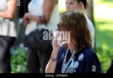 New York, Stati Uniti d'America. Undicesimo Sep, 2016. Una donna che grida nel corso di una cerimonia che segna il quindicesimo anniversario di attacchi dell 11 settembre presso il National 9/11 Memorial, a New York, gli Stati Uniti e il 7 settembre 11, 2016. Gli Stati Uniti di domenica ha commemorato il quindicesimo anniversario degli attacchi dell'11 settembre. Credito: Wang Ying/Xinhua/Alamy Live News Foto Stock