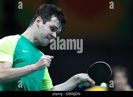 Settembre 11, 2016 - Brasile - Rio de Janeiro ( RJ ) , 10 09 2016 - 2016 Paralimpiadas -Shuo Yan (Cina ) durante il match con Israele Pereira ( Brasile ) per la semi finale maschile di classe 7 Tavolo da ping pong . Bruno Spada treppiede Fotografia (immagine di credito: © TripeFoto via ZUMA Press) Foto Stock