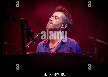 Milano, Italia. Decimo Sep, 2016. L'alternativa italiana rock band AFTERHOURS e il cantante-cantautore Daniele Silvestri si esibisce dal vivo sul palco a carroponte per una serata dedicata a 40 anni della Radio Popolare Credito: Rodolfo Sassano/Alamy Live News Foto Stock