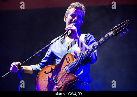 Milano, Italia. Decimo Sep, 2016. L'alternativa italiana rock band AFTERHOURS e il cantante-cantautore Daniele Silvestri si esibisce dal vivo sul palco a carroponte per una serata dedicata a 40 anni della Radio Popolare Credito: Rodolfo Sassano/Alamy Live News Foto Stock