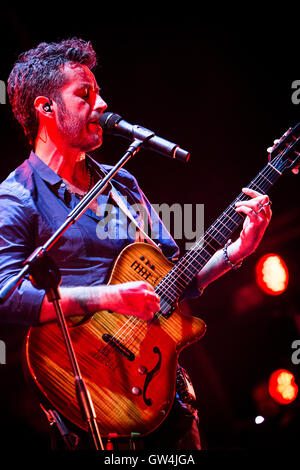 Milano, Italia. Decimo Sep, 2016. L'alternativa italiana rock band AFTERHOURS e il cantante-cantautore Daniele Silvestri si esibisce dal vivo sul palco a carroponte per una serata dedicata a 40 anni della Radio Popolare Credito: Rodolfo Sassano/Alamy Live News Foto Stock