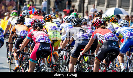 Madrid, Spagna. 11 Settembre, 2016. Peloton corse durante il giorno di gara di UCI donne del mondo Tour 'Madrid sfida' il 11 settembre, 2016 a Madrid, Spagna. Credito: David Gato/Alamy Live News Foto Stock