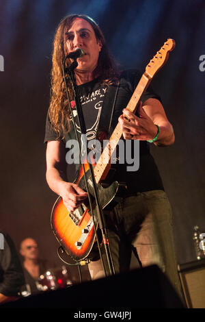 Milano, Italia. Decimo Sep, 2016. L'alternativa italiana rock band AFTERHOURS e il cantante-cantautore Daniele Silvestri si esibisce dal vivo sul palco a carroponte per una serata dedicata a 40 anni della Radio Popolare Credito: Rodolfo Sassano/Alamy Live News Foto Stock