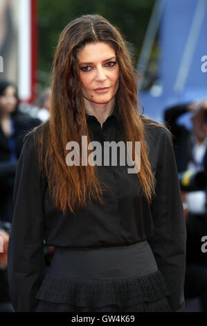Venezia, Italia. Decimo Sep, 2016. Chiara Mastroianni partecipando alla cerimonia di premiazione presso la 73rd Venice International Film Festival il 10 settembre 2016 a Venezia, Italia. | In tutto il mondo di utilizzo © dpa/Alamy Live News Foto Stock