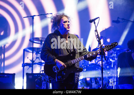 Newport, Isle of Wight, Regno Unito. 10h Settembre, 2016. Robert Smith di cura esegue il giorno 2 di Bestival 2016 Robin Hill Country Park il 10 settembre 2016 a Newport, Isola di Wight. Credito: Michael Jamison/Alamy Live News Foto Stock