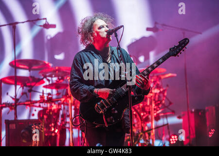 Newport, Isle of Wight, Regno Unito. 10h Settembre, 2016. Robert Smith di cura esegue il giorno 2 di Bestival 2016 Robin Hill Country Park il 10 settembre 2016 a Newport, Isola di Wight. Credito: Michael Jamison/Alamy Live News Foto Stock