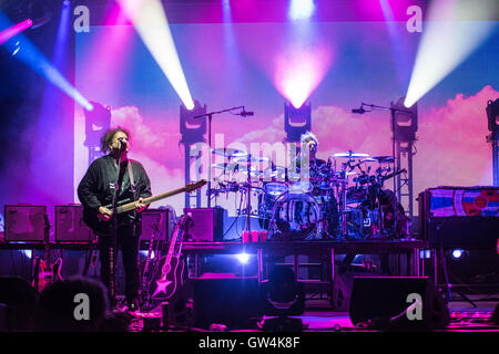 Newport, Isle of Wight, Regno Unito. 10h Settembre, 2016. Robert Smith & Jason Cooper di cura eseguire il giorno 2 di Bestival 2016 Robin Hill Country Park il 10 settembre 2016 a Newport, Isola di Wight. Credito: Michael Jamison/Alamy Live News Foto Stock