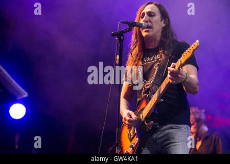 Milano, Italia. Decimo Sep, 2016. L'alternativa italiana rock band AFTERHOURS e il cantante-cantautore Daniele Silvestri si esibisce dal vivo sul palco a carroponte per una serata dedicata a 40 anni della Radio Popolare Credito: Rodolfo Sassano/Alamy Live News Foto Stock