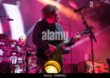 Newport, Isle of Wight, Regno Unito. 10h Settembre, 2016. Robert Smith di cura esegue il giorno 2 di Bestival 2016 Robin Hill Country Park il 10 settembre 2016 a Newport, Isola di Wight. Credito: Michael Jamison/Alamy Live News Foto Stock