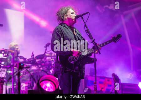 Newport, Isle of Wight, Regno Unito. 10h Settembre, 2016. Robert Smith di cura esegue il giorno 2 di Bestival 2016 Robin Hill Country Park il 10 settembre 2016 a Newport, Isola di Wight. Credito: Michael Jamison/Alamy Live News Foto Stock