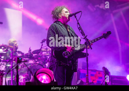 Newport, Isle of Wight, Regno Unito. 10h Settembre, 2016. Robert Smith di cura esegue il giorno 2 di Bestival 2016 Robin Hill Country Park il 10 settembre 2016 a Newport, Isola di Wight. Credito: Michael Jamison/Alamy Live News Foto Stock