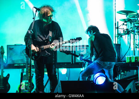 Newport, Isle of Wight, Regno Unito. 10h Settembre, 2016. Robert Smith & Simon Gallup della cura eseguire il giorno 2 di Bestival 2016 Robin Hill Country Park il 10 settembre 2016 a Newport, Isola di Wight. Credito: Michael Jamison/Alamy Live News Foto Stock