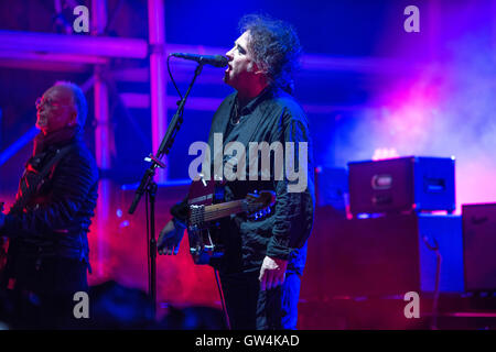 Newport, Isle of Wight, Regno Unito. 10h Settembre, 2016. Robert Smith di cura esegue il giorno 2 di Bestival 2016 Robin Hill Country Park il 10 settembre 2016 a Newport, Isola di Wight. Credito: Michael Jamison/Alamy Live News Foto Stock