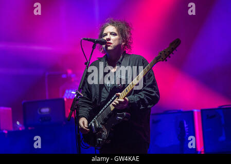 Newport, Isle of Wight, Regno Unito. 10h Settembre, 2016. Robert Smith di cura esegue il giorno 2 di Bestival 2016 Robin Hill Country Park il 10 settembre 2016 a Newport, Isola di Wight. Credito: Michael Jamison/Alamy Live News Foto Stock