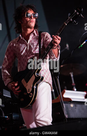 Milano, Italia. Decimo Sep, 2016. L'alternativa italiana rock band AFTERHOURS e il cantante-cantautore Daniele Silvestri si esibisce dal vivo sul palco a carroponte per una serata dedicata a 40 anni della Radio Popolare Credito: Rodolfo Sassano/Alamy Live News Foto Stock