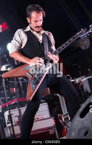 Milano, Italia. Decimo Sep, 2016. L'alternativa italiana rock band AFTERHOURS e il cantante-cantautore Daniele Silvestri si esibisce dal vivo sul palco a carroponte per una serata dedicata a 40 anni della Radio Popolare Credito: Rodolfo Sassano/Alamy Live News Foto Stock