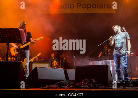 Milano, Italia. Decimo Sep, 2016. L'alternativa italiana rock band AFTERHOURS e il cantante-cantautore Daniele Silvestri si esibisce dal vivo sul palco a carroponte Credito: Rodolfo Sassano/Alamy Live News Foto Stock