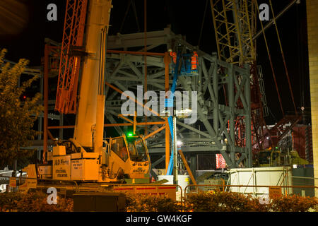 Dundee, Regno Unito. 11th Set 2016. Balfour Beatty installa un grande arco in acciaio sopra la stazione ferroviaria di Dundee in una finestra di 6 ore quando la linea ferroviaria è chiusa. L'arco forma una parte fondamentale dello sviluppo in corso del Dundee Central Waterfront. Questa significativa operazione di progettazione è stata di 12 mesi nella pianificazione. Credit: Alan Paterson/Alamy Live News Foto Stock