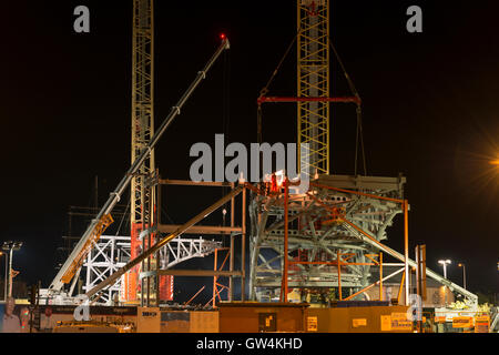 Dundee, Regno Unito. 11th Set 2016. Balfour Beatty installa un grande arco in acciaio sopra la stazione ferroviaria di Dundee in una finestra di 6 ore quando la linea ferroviaria è chiusa. L'arco forma una parte fondamentale dello sviluppo in corso del Dundee Central Waterfront. Questa significativa operazione di progettazione è stata di 12 mesi nella pianificazione. Credit: Alan Paterson/Alamy Live News Foto Stock