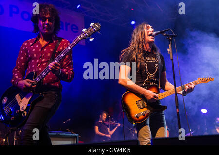 Milano, Italia. Decimo Sep, 2016. L'alternativa italiana rock band AFTERHOURS e il cantante-cantautore Daniele Silvestri si esibisce dal vivo sul palco a carroponte Credito: Rodolfo Sassano/Alamy Live News Foto Stock