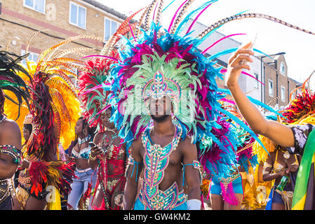 Hackney, Londra, Regno Unito. 11 settembre 2016. Gli artisti interpreti o esecutori durante la sfilata vestito con costumi fiammeggiante durante il carnevale di Hackney 2016 in Ridley Road. Credito: Nicola Ferrari/Alamy Live News. Foto Stock