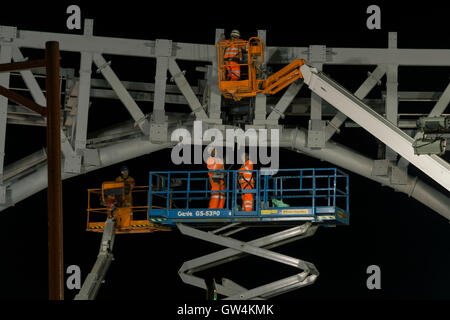 Dundee, Regno Unito. 11th Set 2016. Balfour Beatty installa un grande arco in acciaio sopra la stazione ferroviaria di Dundee in una finestra di 6 ore quando la linea ferroviaria è chiusa. L'arco forma una parte fondamentale dello sviluppo in corso del Dundee Central Waterfront. Questa significativa operazione di progettazione è stata di 12 mesi nella pianificazione. Credit: Alan Paterson/Alamy Live News Foto Stock