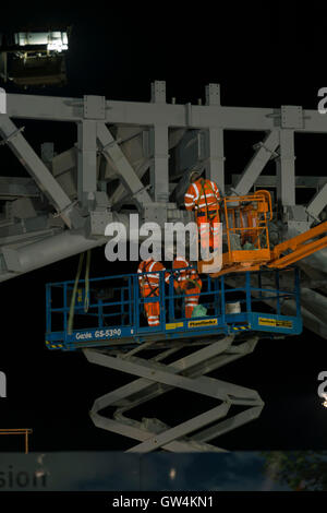 Dundee, Regno Unito. 11th Set 2016. Balfour Beatty installa un grande arco in acciaio sopra la stazione ferroviaria di Dundee in una finestra di 6 ore quando la linea ferroviaria è chiusa. L'arco forma una parte fondamentale dello sviluppo in corso del Dundee Central Waterfront. Questa significativa operazione di progettazione è stata di 12 mesi nella pianificazione. Credit: Alan Paterson/Alamy Live News Foto Stock