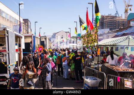 Hackney, Londra, Regno Unito. 11 settembre 2016. La gente a piedi attorno a chioschi e sistemi audio durante il carnevale di Hackney 2016 in Ridley Road. Credito: Nicola Ferrari/Alamy Live News. Foto Stock