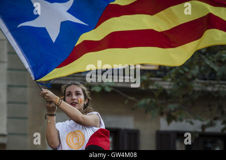 Barcellona, in Catalogna, Spagna. Undicesimo Sep, 2016. Un giovane pro-indipendenza onde ragazza un 'Estelada' bandiera alla fine di una manifestazione di rivendicazione di indipendenza sulla Catalogna della giornata nazionale, 'La Diada". La 2016's 'Diada' è celebrata con pro-indipendenza dimostrazioni in 5 città catalana Credito: Matthias Oesterle/ZUMA filo/Alamy Live News Foto Stock