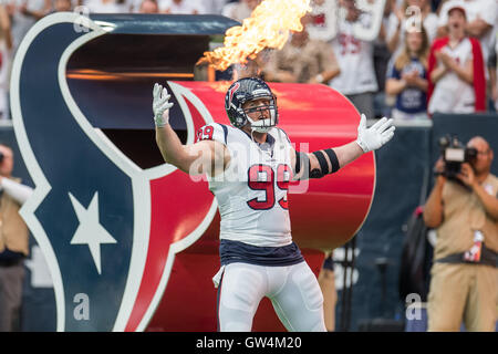 Houston, Texas, Stati Uniti d'America. Undicesimo Sep, 2016. Houston Texans difensivo fine J.J. Watt (99) entra nel campo prima di un gioco di NFL tra Houston Texans e Chicago Bears a NRG Stadium di Houston, TX il 11 settembre 2016. Credito: Trask Smith/ZUMA filo/Alamy Live News Foto Stock