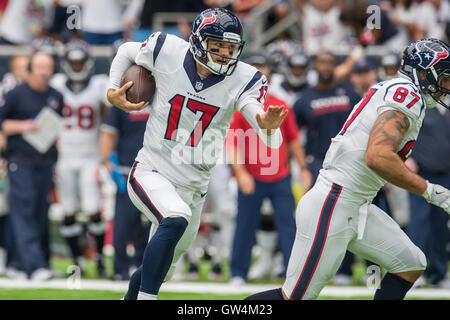 Houston, Texas, Stati Uniti d'America. Undicesimo Sep, 2016. Houston Texans quarterback Brock Osweiler (17) corre con la palla durante il primo trimestre di un gioco di NFL tra Houston Texans e Chicago Bears a NRG Stadium di Houston, TX il 11 settembre 2016. Credito: Trask Smith/ZUMA filo/Alamy Live News Foto Stock