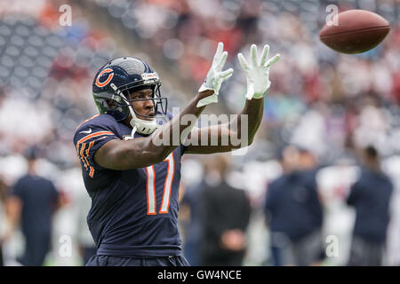 Houston, Texas, Stati Uniti d'America. Undicesimo Sep, 2016. Chicago Bears wide receiver Alshon Jeffery (17) si riscalda prima di un gioco di NFL tra Houston Texans e Chicago Bears a NRG Stadium di Houston, TX il 11 settembre 2016. I Texans hanno vinto il gioco 23-14. Credito: Trask Smith/ZUMA filo/Alamy Live News Foto Stock