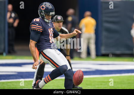 Houston, Texas, Stati Uniti d'America. Undicesimo Sep, 2016. Chicago Bears punter Pat O'Donnell (16) sterline la sfera durante il terzo trimestre di un gioco di NFL tra Houston Texans e Chicago Bears a NRG Stadium di Houston, TX il 11 settembre 2016. I Texans hanno vinto il gioco 23-14. Credito: Trask Smith/ZUMA filo/Alamy Live News Foto Stock