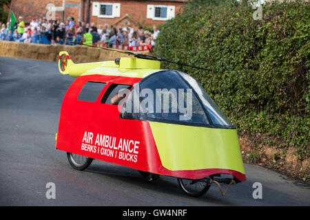 Cookham Dean, UK. Undicesimo Sep, 2016. Un go-kart costruito su misura per assomigliare ad un aereo ambulanza prove il corso per il Cookham Dean gravità Grand Prix in aiuto della valle del Tamigi e Chiltern Air Ambulance. Il Grand Prix copre un corso di 700m con una discesa di 32m e alcuni kart di raggiungere velocità di 30-40 km/h. Credito: Mark Kerrison/Alamy Live News Foto Stock