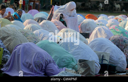 Di Giacarta, a Jakarta, Indonesia. Xii Sep, 2016. I residenti di Giacarta è venuto e ha riempito il quadrato della grande moschea di Al-Azhar, Singamangaraja, jakarta per eseguire preghiere rituali Eid al-Adha © Denny Pohan/ZUMA filo/Alamy Live News Foto Stock