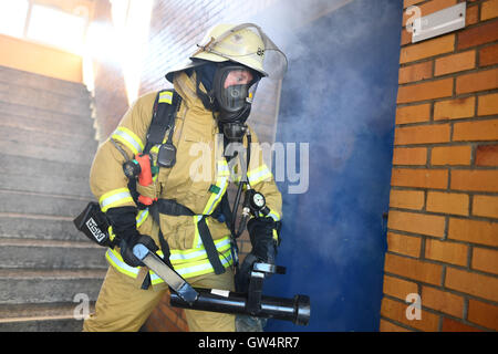 Mannheim, Germania. 24 Ago, 2016. Firewoman Lisa-Katharina Roeck mostra come aprire una porta con una ram a sud della stazione dei vigili del fuoco a Mannheim, Germania, 24 agosto 2016. Foto: Uwe Anspach/dpa/Alamy Live News Foto Stock