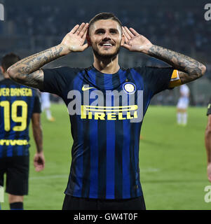 Pescara, Italia. Undicesimo Sep, 2016. Mauro Icardi di Inter e Milan celebra il punteggio durante un campionato italiano di una partita di calcio tra Inter e Milan e Pescara a Pescara, Italia, Sett. 11, 2016. Inter Milan ha vinto 2-1. Credito: Alberto Lingria/Xinhua/Alamy Live News Foto Stock