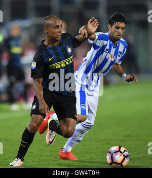 Pescara, Italia. Undicesimo Sep, 2016. Joao Mario(L) di Inter e Milan vies con Gaston Brugman di Pescara durante il campionato italiano di una partita di calcio in Pescara, Italia, Sett. 11, 2016. Inter Milan ha vinto 2-1. Credito: Alberto Lingria/Xinhua/Alamy Live News Foto Stock