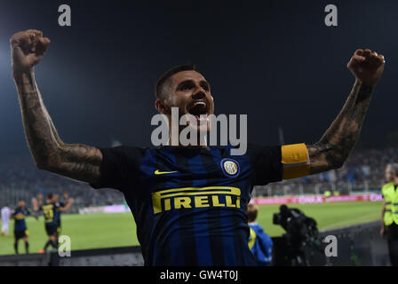 Pescara, Italia. Undicesimo Sep, 2016. Mauro Icardi di Inter e Milan celebra il punteggio durante un campionato italiano di una partita di calcio tra Inter e Milan e Pescara a Pescara, Italia, Sett. 11, 2016. Inter Milan ha vinto 2-1. Credito: Alberto Lingria/Xinhua/Alamy Live News Foto Stock