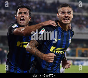 Pescara, Italia. Undicesimo Sep, 2016. Mauro Icardi(R) di Inter e Milan celebra il punteggio durante un campionato italiano di una partita di calcio tra Inter e Milan e Pescara a Pescara, Italia, Sett. 11, 2016. Inter Milan ha vinto 2-1. Credito: Alberto Lingria/Xinhua/Alamy Live News Foto Stock