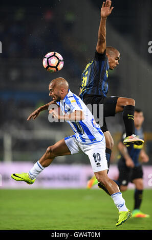 Pescara, Italia. Undicesimo Sep, 2016. Joao Miranda(R) di Inter e Milan vies con Ahmad Benali di Pescara durante il campionato italiano di una partita di calcio in Pescara, Italia, Sett. 11, 2016. Inter Milan ha vinto 2-1. Credito: Alberto Lingria/Xinhua/Alamy Live News Foto Stock